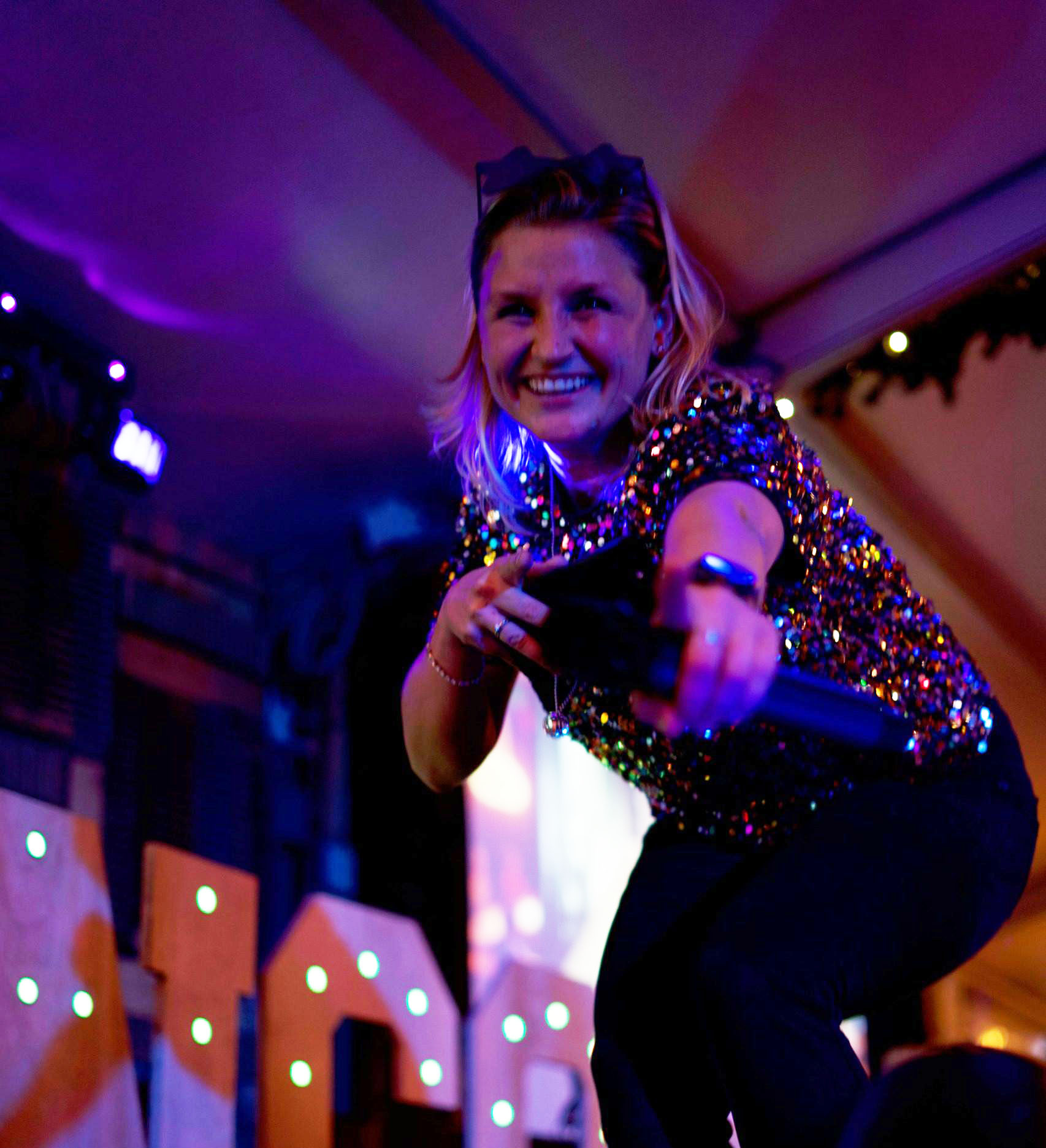 Linda Spaans-Rijpstra als host tijdens een feestavond voor Let's Go Events